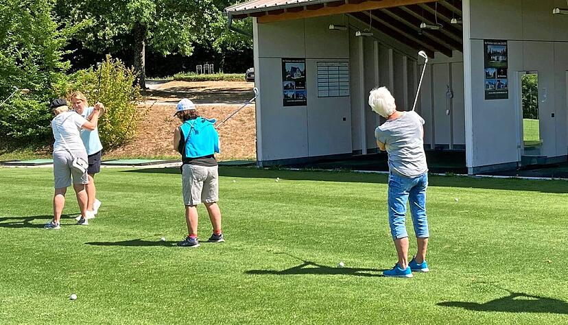 Golflehrerin Barbara Eisner hat es bewiesen: Der Ball kann bis an die 200-Meter-Marke fliegen. Die Schnuppergolfer legen sich ins Zeug und geben alles &minus; aber so weit kommen sie nicht.