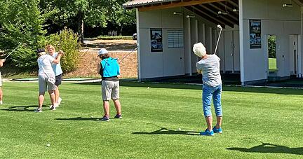 Golflehrerin Barbara Eisner hat es bewiesen: Der Ball kann bis an die 200-Meter-Marke fliegen. Die Schnuppergolfer legen sich ins Zeug und geben alles &minus; aber so weit kommen sie nicht.
Fotos: Yvonne Tscherwitschke