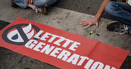 Eine Straßenblockade durch Aktivisten der Gruppe Letzte Generation.