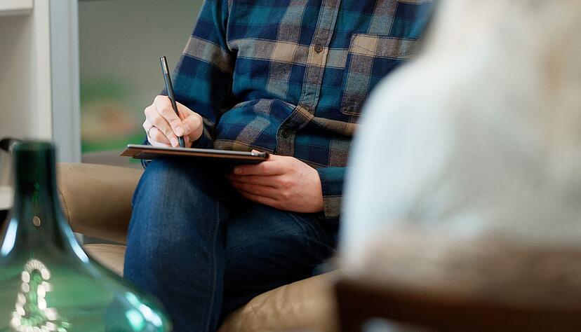 Ist ein Klinikaufenthalt nicht umsetzbar, kann die psychiatrische Behandlung unter Umst&auml;nden auch in den eigenen vier W&auml;nden stattfinden.