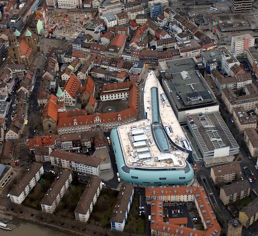 In direkter Nachbarschaft befindet sich seit 2008 die Stadtgalerie (Mitte).