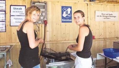 Vor heißem Frittierfett − und das in der Mittagshitze. Die Helfer ließen sich die Laune trotz viel Arbeit aber nicht verderben. Vor heißem Frittierfett − und das in der Mittagshitze. Die Helfer ließen sich die Laune trotz viel Arbeit aber nicht verderben.