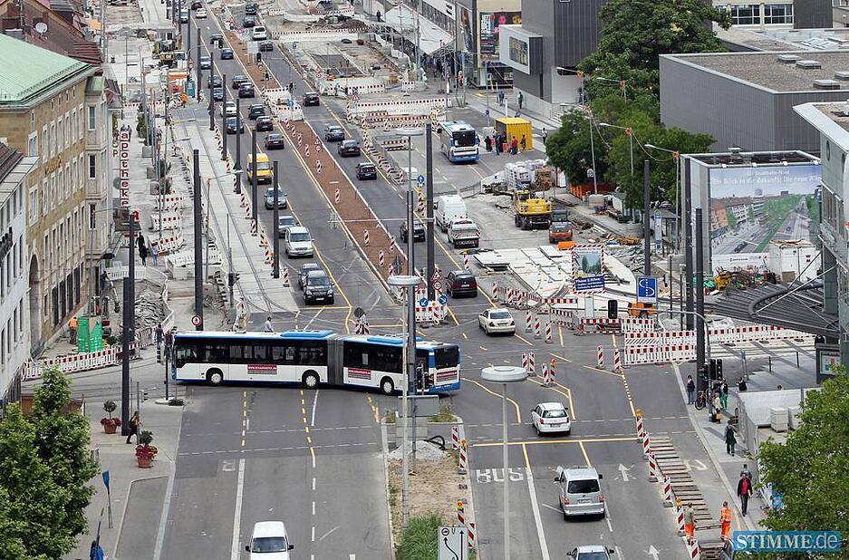 Ständig neue Verkehrsregelungen rund um die Allee-Stadtbahn-Baustelle: Stadtbusse, Autos und Fußgänger werden in Heilbronn im Sommer 2013 einer harten Geduldsprobe unterzogen.