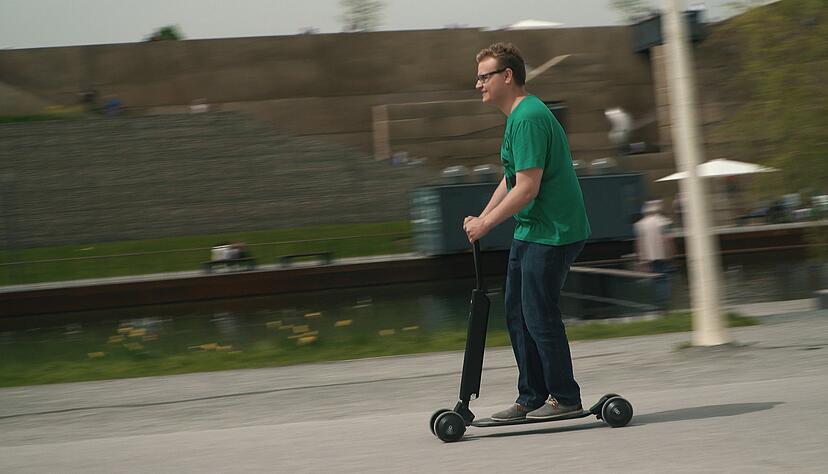 Der E-Roller-Prototyp von Audi fährt sich auf den glatten Wegen der Bundesgartenschau sehr gut. Schwieriger wird es in unebenem Gelände.
Foto: Matthias Bitsch
