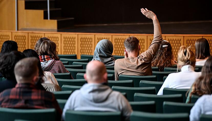 Ab 1. Februar melden die Hochschulen, in welchen Studiengängen bundesweit noch Plätze für das Sommersemester 2025 unbesetzt sind. Ab 1. Februar melden die Hochschulen, in welchen Studiengängen bundesweit noch Plätze für das Sommersemester 2025 unbesetzt sind.