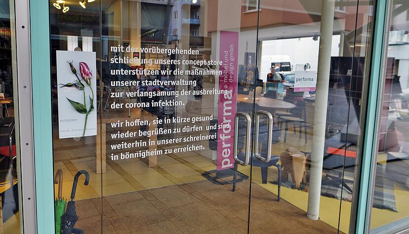 Performa in der Hafenmarktpassage hat die allgemeine, erwartete Zwangsschließung der Geschäfte am Montag bereits vorweggenommen.
Foto: Dennis Mugler Performa in der Hafenmarktpassage hat die allgemeine, erwartete Zwangsschließung der Geschäfte am Montag bereits vorweggenommen.
Foto: Dennis Mugler