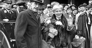 Schriftsteller Thomas Mann mit seiner Ehefrau Katja vor dem Hauptbahnhof in Lübeck am 16.5.1955. Schriftsteller Thomas Mann mit seiner Ehefrau Katja vor dem Hauptbahnhof in Lübeck am 16.5.1955.