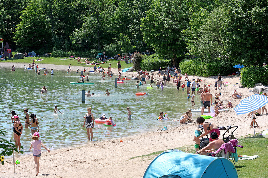Der erste Hochsommertag lockt zahlreiche Badeg&auml;ste f&uuml;r eine Abk&uuml;hlung  an den Breitenauer See.