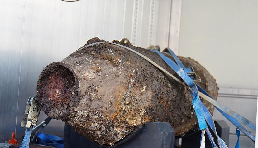 Die entschäfte, rund 250 Kilogramm schwere Fliegerbombe in Stuttgart. Nach dem Fund der Bombe in Stuttgart mussten rund 1000 Menschen ihre Wohnungen und Häuser verlassen. Zudem gab es nach Angaben der Deutschen Bahn Zugausfälle und Verspätungen. Am Abend kam dann die gute Nachricht von der Feuerwehr: Die Bombe wurde erfolgreich entschärft - und die Evakuierung aufgehoben. (zu dpa: «Nach Bombenentschärfung fahren Züge wieder nach Plan») Die entschäfte, rund 250 Kilogramm schwere Fliegerbombe in Stuttgart. Nach dem Fund der Bombe in Stuttgart mussten rund 1000 Menschen ihre Wohnungen und Häuser verlassen. Zudem gab es nach Angaben der Deutschen Bahn Zugausfälle und Verspätungen. Am Abend kam dann die gute Nachricht von der Feuerwehr: Die Bombe wurde erfolgreich entschärft - und die Evakuierung aufgehoben. (zu dpa: «Nach Bombenentschärfung fahren Züge wieder nach Plan»)