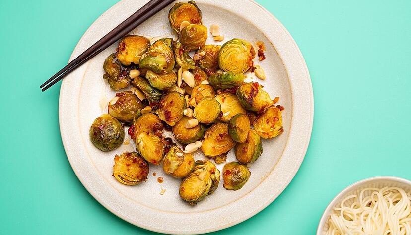 Zur spicy Variante von Rosenkohl passen Weizennudeln und ein Erdnuss-Topping. Zur spicy Variante von Rosenkohl passen Weizennudeln und ein Erdnuss-Topping.