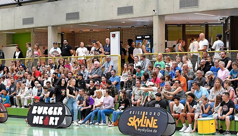 Die Trib&uuml;nen in der M&ouml;rike-Halle waren beim Heimspiel-Auftakt erneut sehr gut besetzt &minus; auch mit vielen neuen Gesichtern, wie Team-Manager Matthias G&ouml;tz anmerkte.