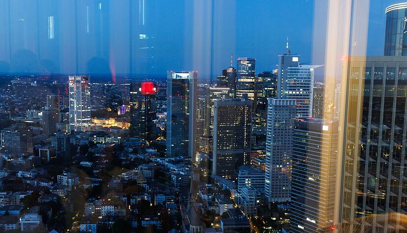 Die «NFT-Skybar» in Frankfurt mit Platz für 200 Gäste und Blick auf das Hochhauspanorama befindet sich in 185 Metern Höhe. Die «NFT-Skybar» in Frankfurt mit Platz für 200 Gäste und Blick auf das Hochhauspanorama befindet sich in 185 Metern Höhe.