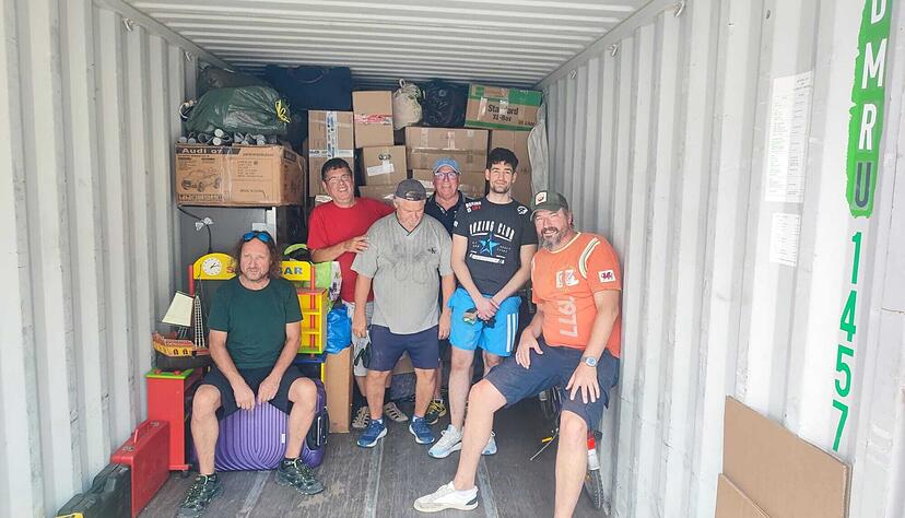 Helfer des Vereins "Direkte Hilfe f&uuml;r Tane" beladen den Container in Obersulm.