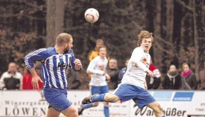 Der Wüstenroter Jens Blaschek (rechts) vergab eine von mehreren guten Chancen gegen Botenheims Keeper Thomas Schwarz.Foto: Alexander Bertok Der Wüstenroter Jens Blaschek (rechts) vergab eine von mehreren guten Chancen gegen Botenheims Keeper Thomas Schwarz.Foto: Alexander Bertok