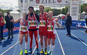 Sieger des Staffellaufs wurde dieses Quartett der TSG Heilbronn. Die vier liefen gemeinsam ins Ziel. Foto: Stephan Sonntag