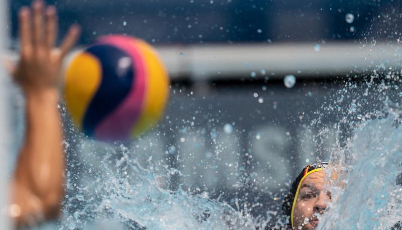 Tobias Preu&szlig; (l) in Aktion gegen Serbiens Torh&uuml;ter Strajo Risticevic.