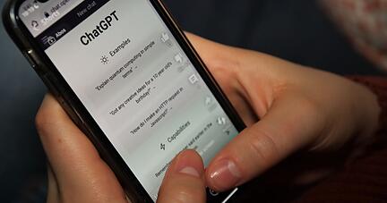 Künstliche Intelligenz hält Einzug in Schulen. Eltern reagieren eher besorgt als optimistisch.