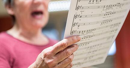 Im Chor singen macht nicht nur Spaß, sondern stärkt auch die Stimme. Im Chor singen macht nicht nur Spaß, sondern stärkt auch die Stimme.