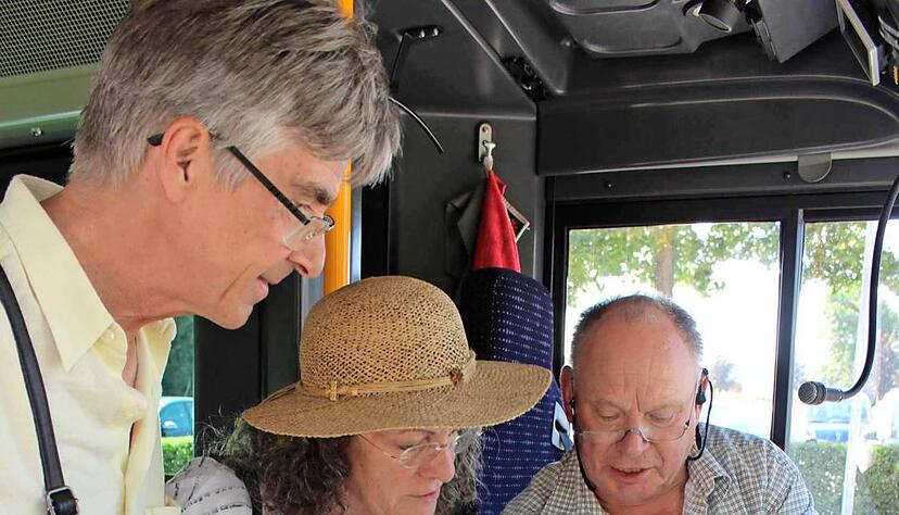 Busfahrer G&uuml;nter Eisemann (rechts) hat f&uuml;r seine Fahrg&auml;ste auf seinen Shuttle-Touren immer ein paar gute Tipps parat zwischen den gro&szlig;en Laga-Parkpl&auml;tzen. Hier hilft er Uschi und Uwe Schobert.Foto: Regina Koppenh&ouml;fer