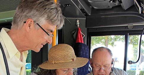 Busfahrer G&uuml;nter Eisemann (rechts) hat f&uuml;r seine Fahrg&auml;ste auf seinen Shuttle-Touren immer ein paar gute Tipps parat zwischen den gro&szlig;en Laga-Parkpl&auml;tzen. Hier hilft er Uschi und Uwe Schobert.Foto: Regina Koppenh&ouml;fer