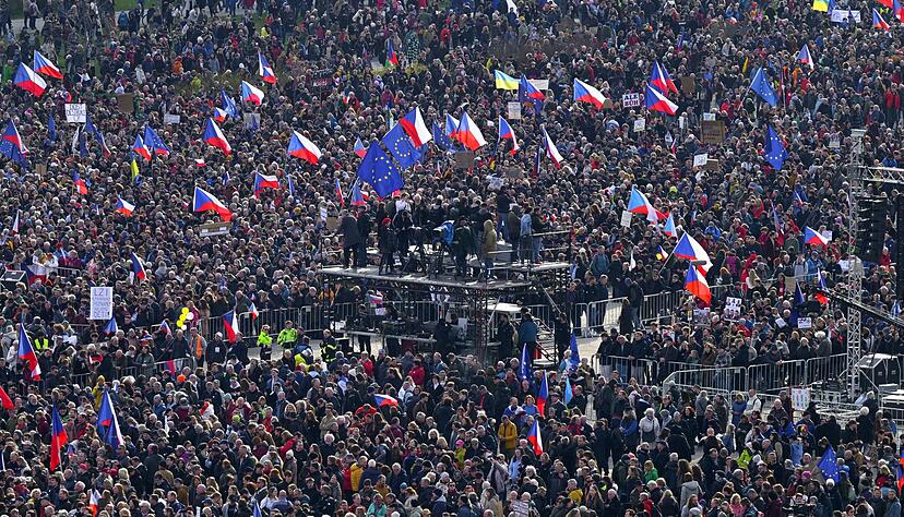 Viele tschechische Fahnen sind zu sehen.