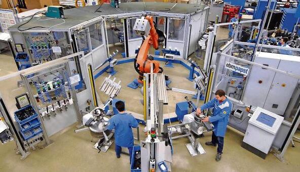 Menschen und Roboter arbeiten bei der Fertigung von Gro&szlig;ventilatoren im Werk Hollenbach Hand in Hand.