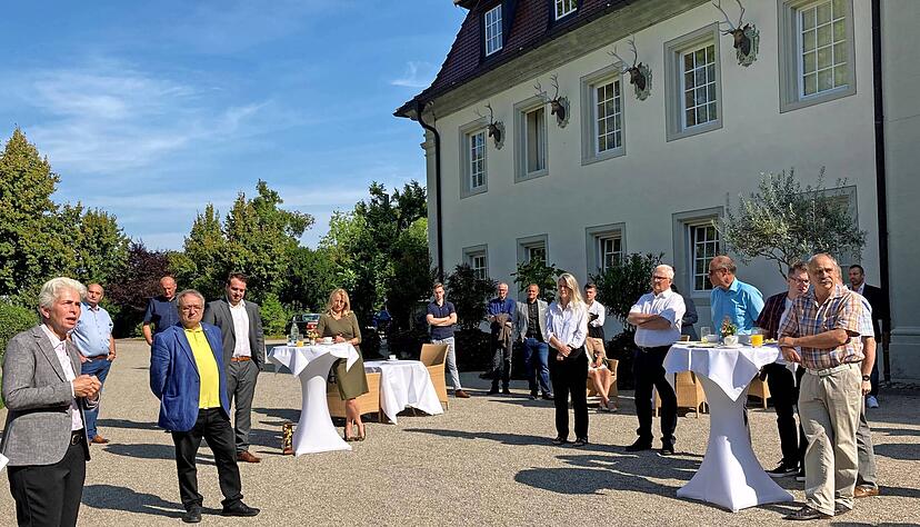 Marie-Agnes Strack-Zimmermann (vorne links) spricht in Friedrichsruhe vor rund 60 Liberalen über aktuelle Themen. Zuvor hat sie Firmen besichtigt und war als Wahlkampfunterstützerin in Aalen.
Foto: Yvonne Tscherwitschke