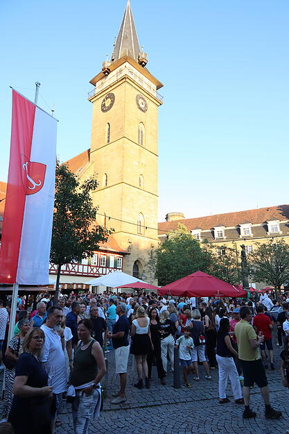 Vor malerischer Kulisse auf dem Öhringer Marktplatz: Das Hohenloher Weindorf findet zum 28. Mal statt. Vor malerischer Kulisse auf dem Öhringer Marktplatz: Das Hohenloher Weindorf findet zum 28. Mal statt.