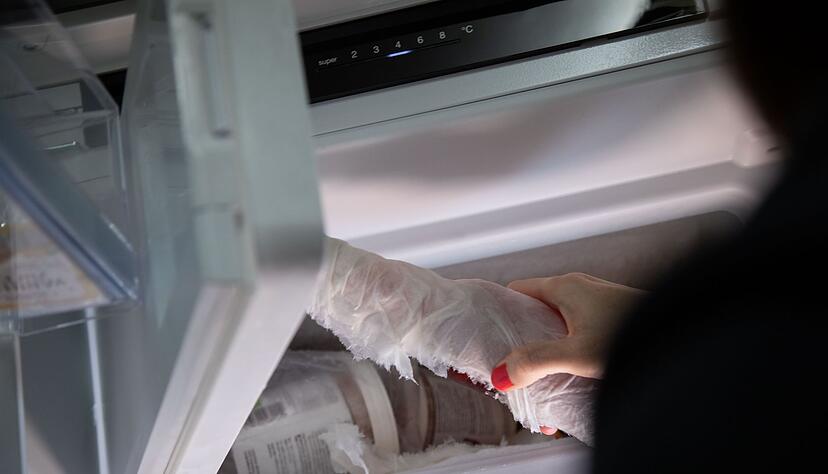 Schritt 4: Die Flasche nach 15 Minuten aus dem Gefrierfach herausnehmen. Schritt 4: Die Flasche nach 15 Minuten aus dem Gefrierfach herausnehmen.