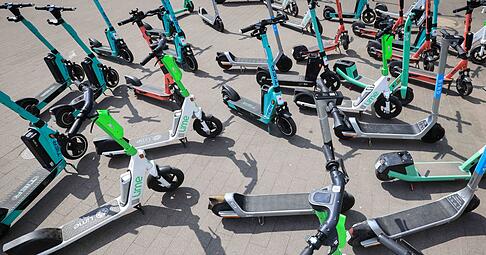 E-Scooter spalten die Gemüter: Die einen nervt es, dass sie auf dem Gehweg rumstehen – die anderen finden sie ungemein praktisch, um schnell voranzukommen.