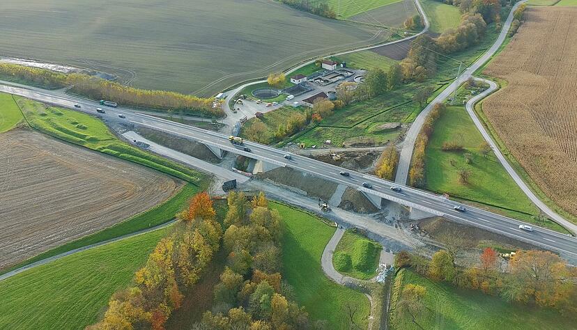 Nach Fertigstellung der Brücken an der Kupfersenke bei Kupferzell folgen nun die angekündigten Fahrbahndecken-Sanierungen der B19 sowie der K2371 und der Gemeindeverbindungsstraße, die unter den beiden neuen Kupfersenken-Brücken verlaufen. Auf dem Bild sind alle Trassen gut zu erkennen - einschließlich der Behelfsumfahrung, die längst abgetragen ist. Nach Fertigstellung der Brücken an der Kupfersenke bei Kupferzell folgen nun die angekündigten Fahrbahndecken-Sanierungen der B19 sowie der K2371 und der Gemeindeverbindungsstraße, die unter den beiden neuen Kupfersenken-Brücken verlaufen. Auf dem Bild sind alle Trassen gut zu erkennen - einschließlich der Behelfsumfahrung, die längst abgetragen ist.
