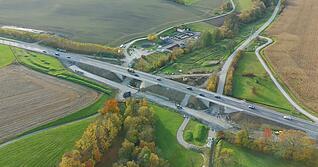 Freie Fahrt auf der B19 in der Kupfersenke: Die zwei neuen Brücken und die Straße sind fertig. Baumaschinen räumen die Behelfsumfahrung bereits ab.