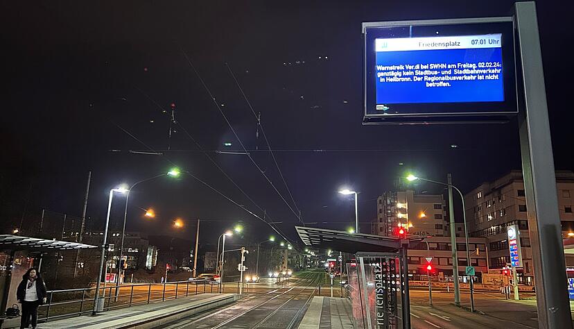 Eine Anzeige an der Haltestelle Friedensplatz in Heilbronn weist auf einen Warnstreik Anfang Februar hin. Ab Donnerstag bestreikt Verdi erneut den Nahverkehr in der Stadt.