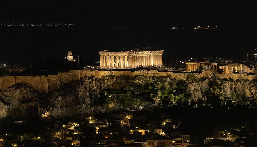 Die Akropolis im Zentrum Athens hell erleuchtet - kurz bevor sie im Rahmen der Earth Hour ihre Lichter abschaltet. Die Akropolis im Zentrum Athens hell erleuchtet - kurz bevor sie im Rahmen der Earth Hour ihre Lichter abschaltet.