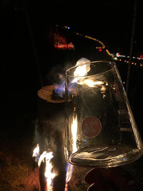 Stimmungsvoll und wärmend ist das offene Feuer.