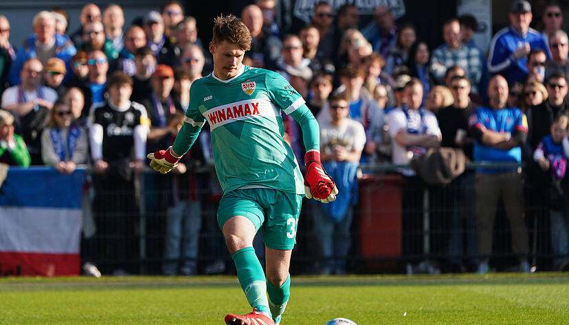 Alexander Nübel: Beim Ausgleich chancenlos aus der Distanz. Steht beim 1:2 zu weit vor dem Tor. Hält den Freistoß von Machino stark.  Note: 3,5