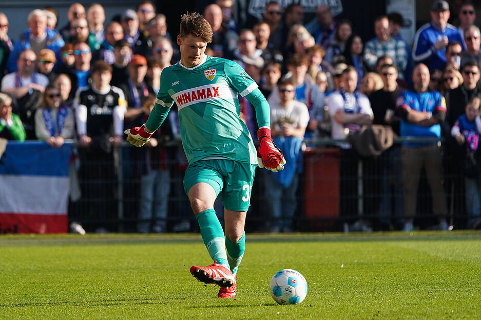 Alexander Nübel: Beim Ausgleich chancenlos aus der Distanz. Steht beim 1:2 zu weit vor dem Tor. Hält den Freistoß von Machino stark.  Note: 3,5