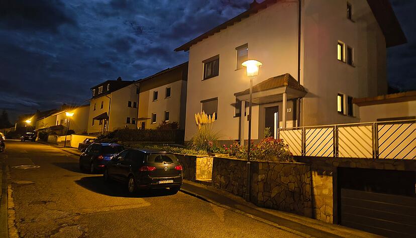 Die Straßenbeleuchtung in der Eppinger Dürerstraße: Das eher gelbliche Licht stammt von den alten Leuchten, das grellweiße von den neuen LED-Leuchten. Die Straßenbeleuchtung in der Eppinger Dürerstraße: Das eher gelbliche Licht stammt von den alten Leuchten, das grellweiße von den neuen LED-Leuchten.