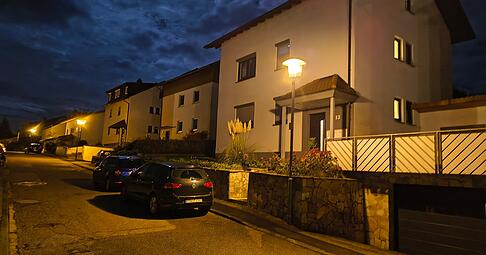 Die Straßenbeleuchtung in der Eppinger Dürerstraße: Das eher gelbliche Licht stammt von den alten Leuchten, das grellweiße von den neuen LED-Leuchten. Die Straßenbeleuchtung in der Eppinger Dürerstraße: Das eher gelbliche Licht stammt von den alten Leuchten, das grellweiße von den neuen LED-Leuchten.