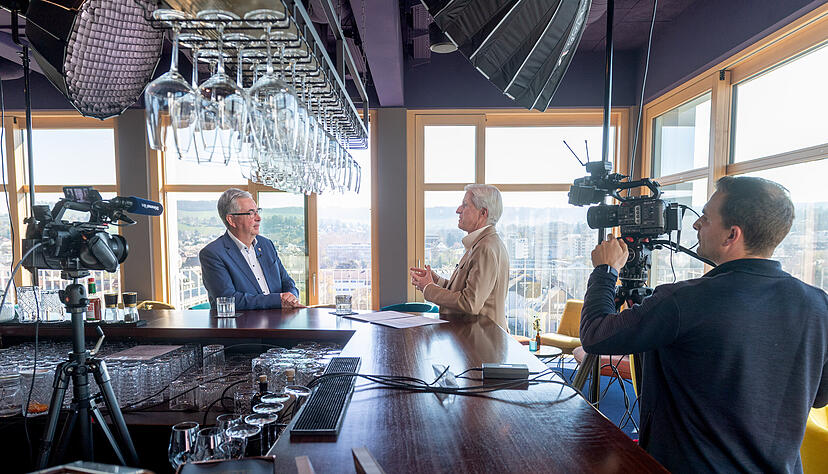 Bei der Produktion von "Ohne Ausrede" mit Dietmar Allgaier, dem Präsidenten des VfB Stuttgart, in der Skybar des Parkhotels Heilbronn.