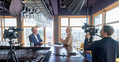 Bei der Produktion von "Ohne Ausrede" mit Dietmar Allgaier, dem Präsidenten des VfB Stuttgart, in der Skybar des Parkhotels Heilbronn.
