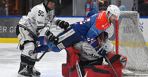 SInnbildliche für den huetigen Abend: Die Falken - hier mit Sebastian Hon - geraten gegen die Passau Black Hawks ins Straucheln.