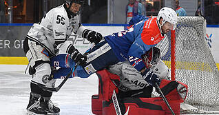 SInnbildliche für den huetigen Abend: Die Falken - hier mit Sebastian Hon - geraten gegen die Passau Black Hawks ins Straucheln.
