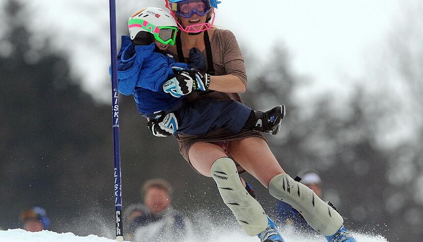 Am 28. Dezember 2011 ist Sarah Schleper mit ihrem damals drei Jahre alten Sohn Lasse die Piste beim alpinen Weltcup-Slalom in Lienz heruntergefahren. Am 28. Dezember 2011 ist Sarah Schleper mit ihrem damals drei Jahre alten Sohn Lasse die Piste beim alpinen Weltcup-Slalom in Lienz heruntergefahren.
