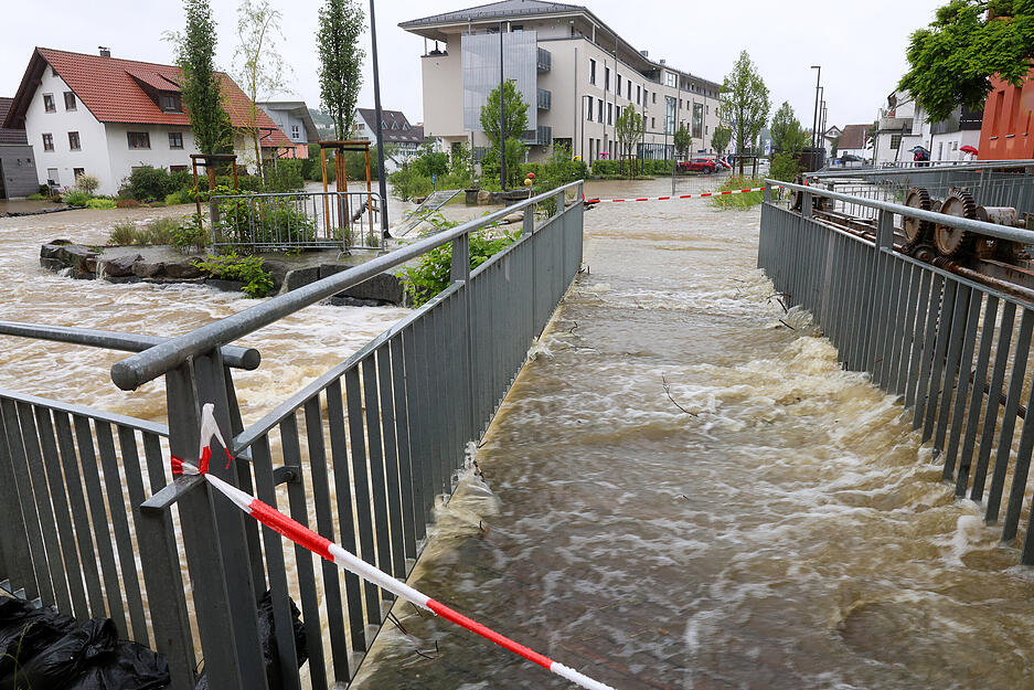 Absperrbänder sind an einer Fußgängerbrücke in der Innenstadt von Ochsenhausen angebracht.