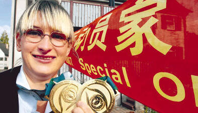 Stolz zeigt Elke Jäger ihre beiden Goldmedaillen, die sie in China bei den Special Olympics im Schwimmen errungen hat.Foto: Werner Kuhnle