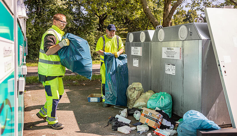 Ein Bild aus Heilbronn, das so auch im Kraichgau zu sehen ist: Bauhofmitarbeiter, die an den Containerstandorten regelm&auml;&szlig;ig M&uuml;ll einsammeln, der dort nicht hingeh&ouml;rt. Dabei k&ouml;nnte vieles ganz legal in den Recyclingh&ouml;fen abgegeben werden.