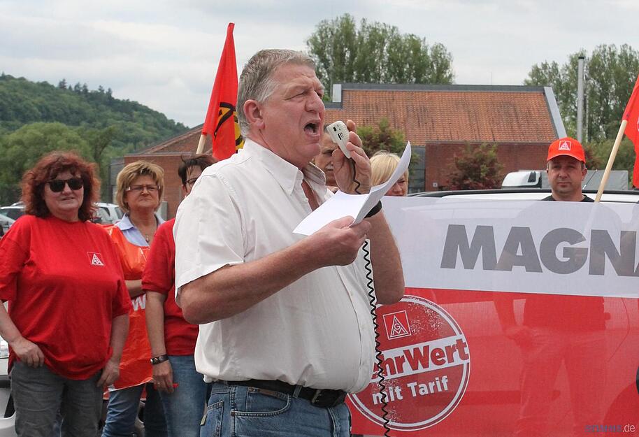 Rüdiger Bresien, Gewerkschaftssekretär der IG Metall Schwäbisch Hall, hält einer Rede vor den Beschäftigten.