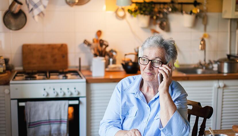 Wer einen Impftermin vereinbaren möchte, muss momentan viel Zeit am Telefon verbringen und immer wieder anrufen.
Foto: Marina Andrejchenko/stock.adobe.com Wer einen Impftermin vereinbaren möchte, muss momentan viel Zeit am Telefon verbringen und immer wieder anrufen.
Foto: Marina Andrejchenko/stock.adobe.com