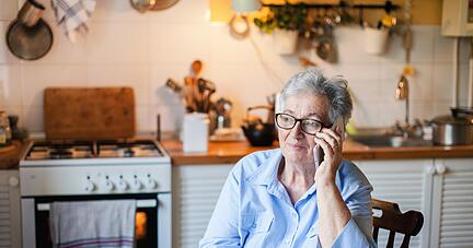 Wer einen Impftermin vereinbaren möchte, muss momentan viel Zeit am Telefon verbringen und immer wieder anrufen.
Foto: Marina Andrejchenko/stock.adobe.com Wer einen Impftermin vereinbaren möchte, muss momentan viel Zeit am Telefon verbringen und immer wieder anrufen.
Foto: Marina Andrejchenko/stock.adobe.com